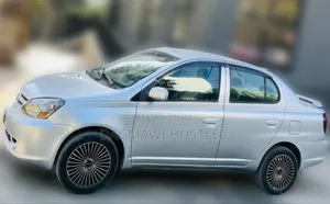 Photo - Toyota Platz 1.0 FWD 2005 Silver