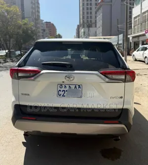 Toyota RAV4 2022 White