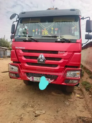 Photo - Sinotruk 2025 Red