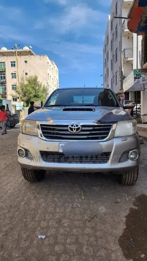 Photo - Toyota Hilux 2015 Silver
