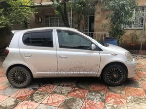 Photo - Toyota Vitz 2002 Silver