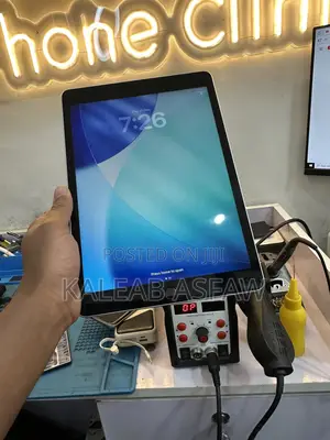 Photo - Apple iPad 9.7 64 GB White