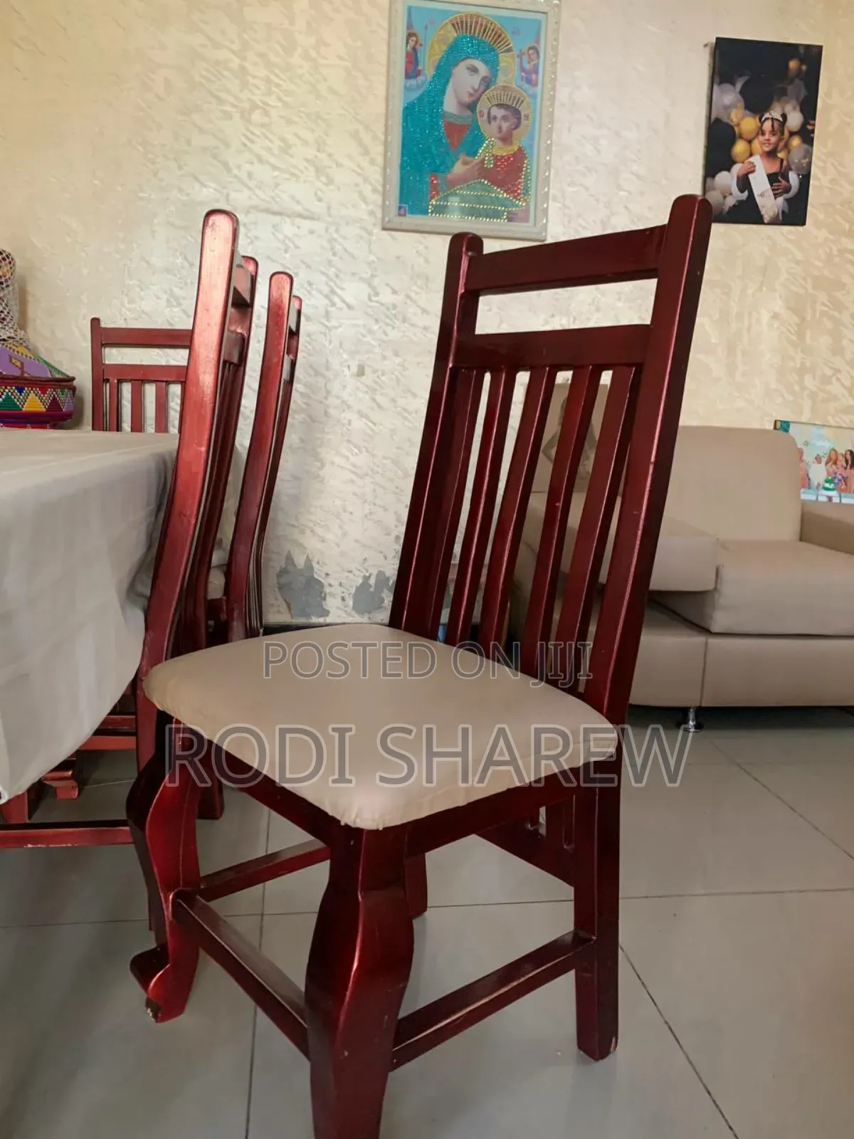 የምግብ ጠረጴዛ ከንፁ ዋንዛ እንጨት የተሰራ