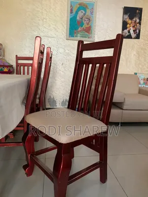 የምግብ ጠረጴዛ ከንፁ ዋንዛ እንጨት የተሰራ