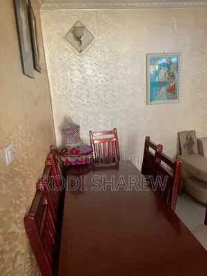 የምግብ ጠረጴዛ ከንፁ ዋንዛ እንጨት የተሰራ