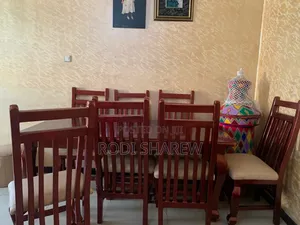 የምግብ ጠረጴዛ ከንፁ ዋንዛ እንጨት የተሰራ