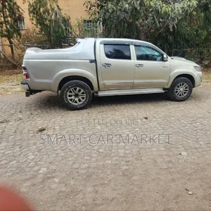 Photo - Toyota Hilux 2015 Silver