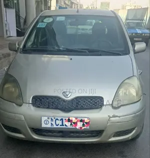 Photo - Toyota Vitz 2001 Silver