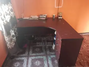 Photo - Managerial Table and Chair