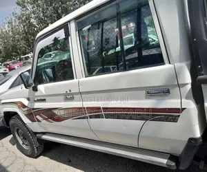 Photo - Toyota Land Cruiser 2015 White