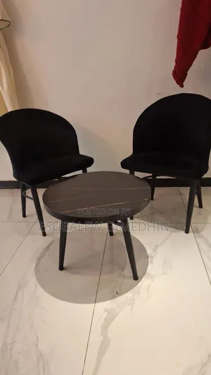 Photo - ጥራቱን የጠበቀ ወንበር እና ጠረጴዛ