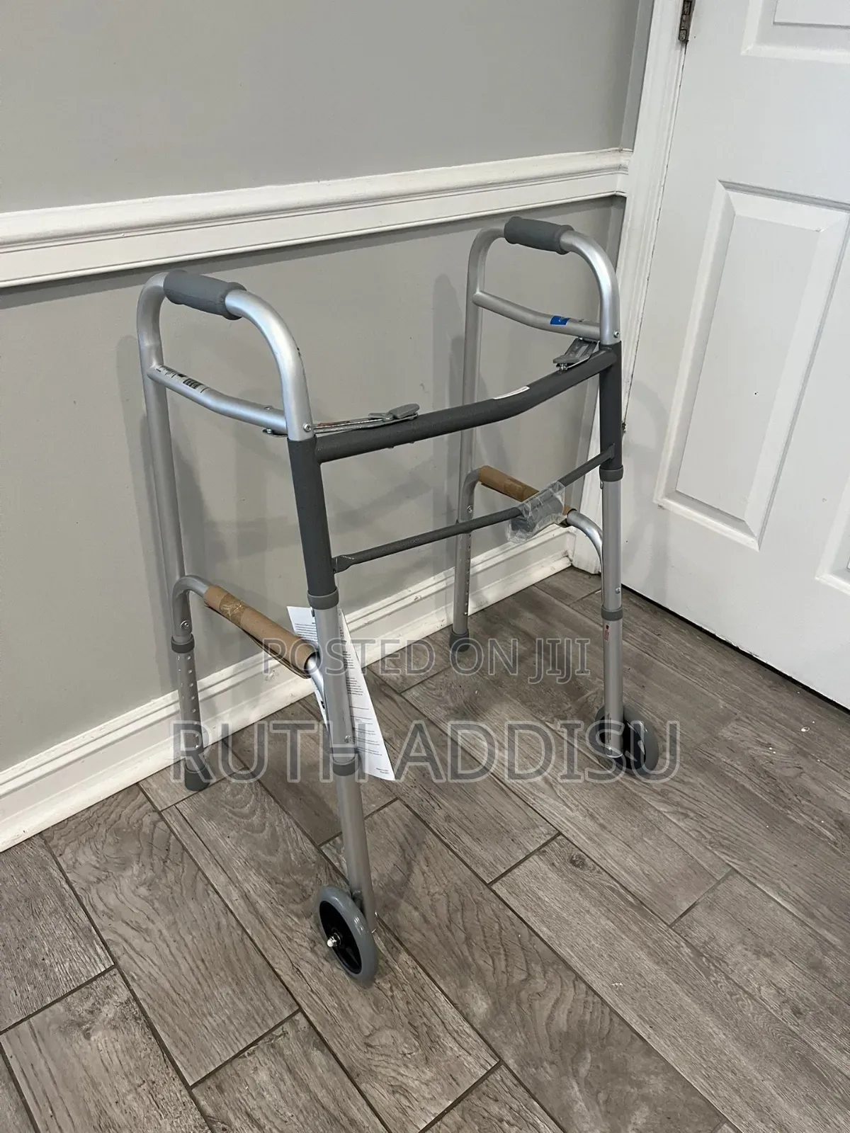 Foldable Walker Brand New የሚታጠፍ አልሙኒየም ወከር፮€ወከር ተጣጣፊ ጠንካራ ባለ ጎማ