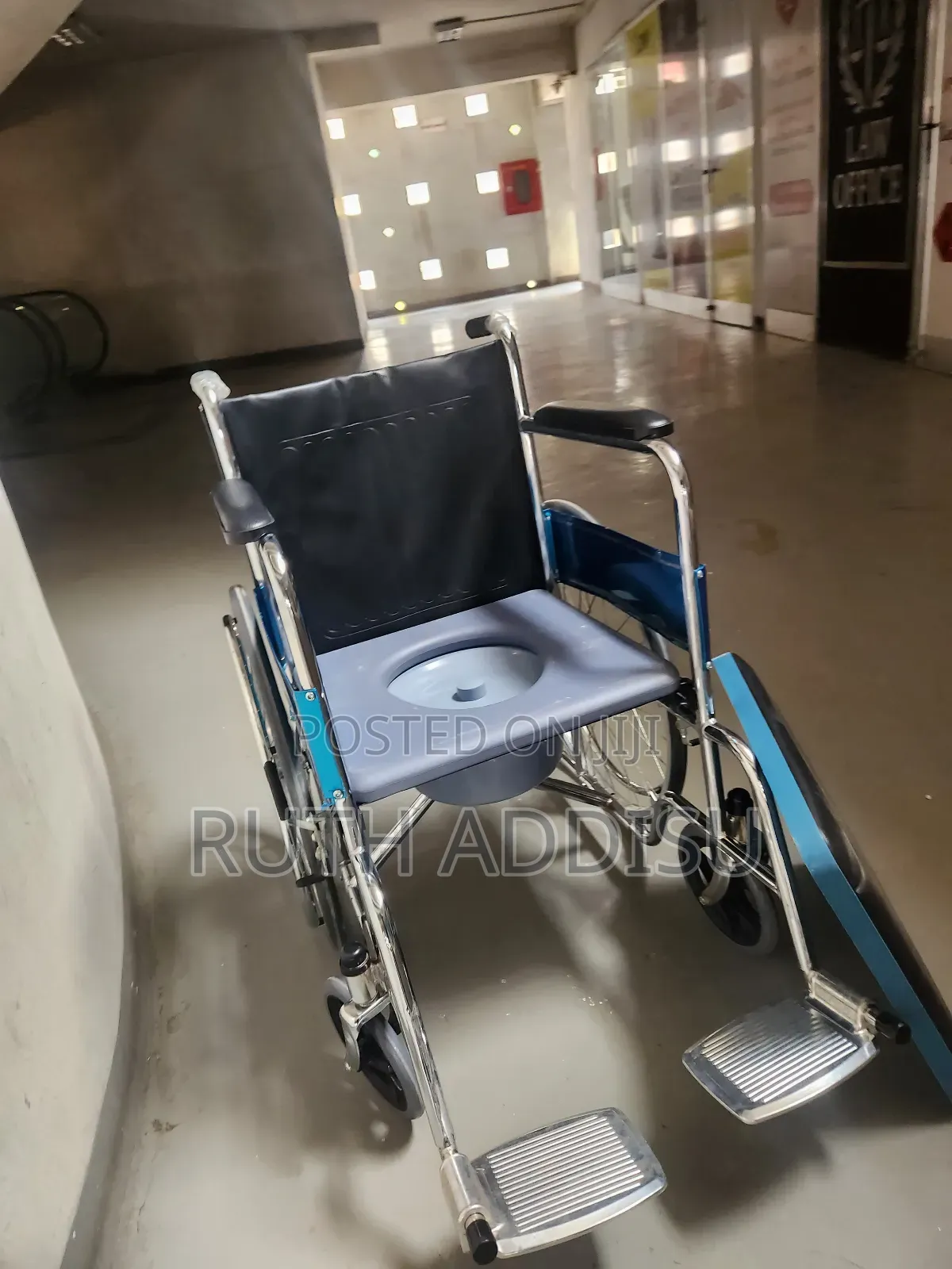 ኮሞድ ባለ 2 የሻወር ፕሌት ያለው Wheelchair፶€Wheelchair፯}Wheelchair£፴wheelchair