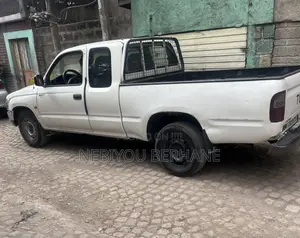 Toyota Hilux 2001 White