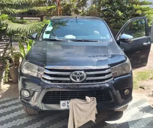 Photo - Toyota Hilux 2016 Black