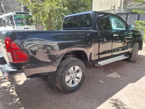 Toyota Hilux 2016 Black