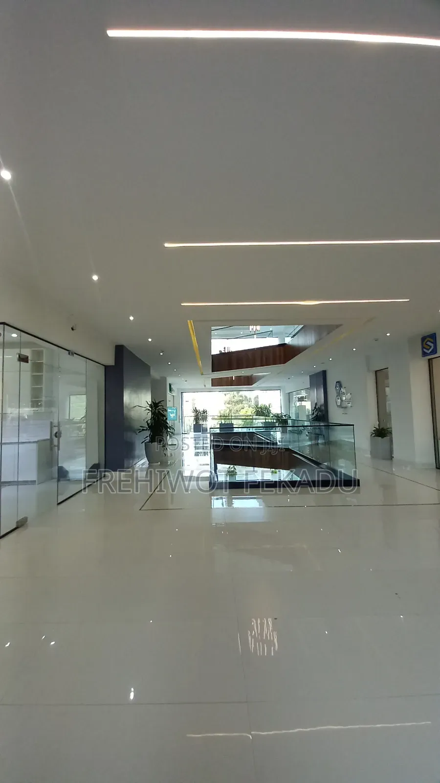 የንግድ ሱቆች እና ቢሮ