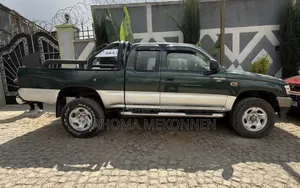 Toyota Hilux 2004 Green