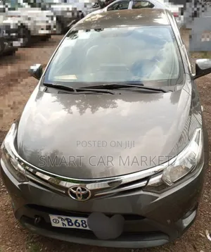 Photo - Toyota Yaris 2016 Gold