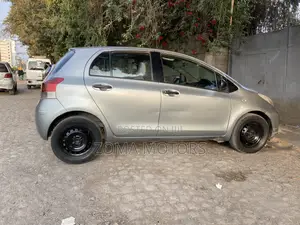 Toyota Yaris Base Hatchback 3dr 2010 Gray