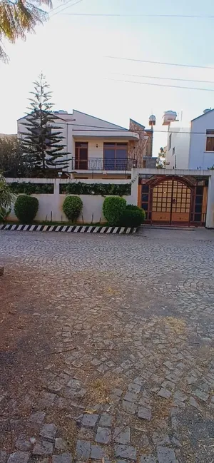 Furnished 6bdrm Townhouse/Terrace in አያት ዞን ኮምፋውንድ ውስጥ, Yeka for sale
