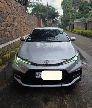 Photo - Toyota Corolla 2023 Off white