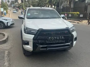 Photo - Toyota Hilux 2022 Ivory