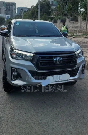 Photo - Toyota Hilux 2020 Blue
