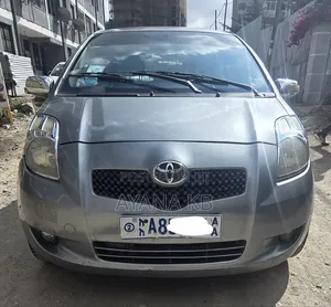 Photo - Toyota Yaris 2007 Gray