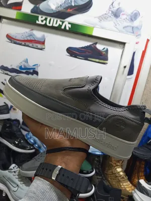 This Is Apaireof Multicolored Buck01 Mens Lace_up Sneakers Leather