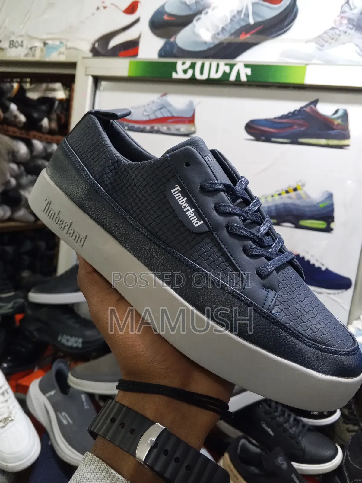 This Is Apaireof Multicolored Buck01 Mens Lace_up Sneakers Leather