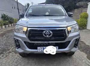 Photo - Toyota Hilux 2017 Silver