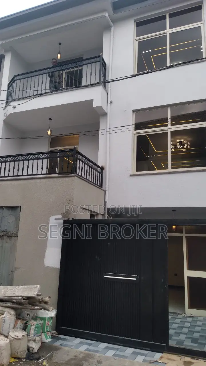4bdrm House in Semet Safari, Bole for sale