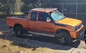 Photo - Toyota Hilux 1998 Yellow