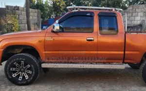 Toyota Hilux 1998 Yellow