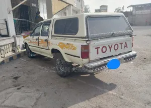 Toyota Hilux 1989 White