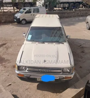 Photo - Toyota Hilux 1989 White
