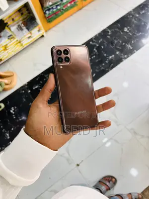 Photo - Samsung Galaxy M33 5G 128 GB Bronze