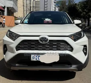 Photo - Toyota RAV4 2022 White