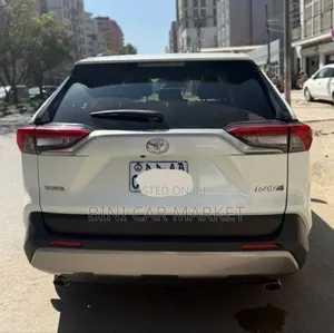 Toyota RAV4 2022 White