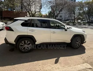 Toyota RAV4 2022 White