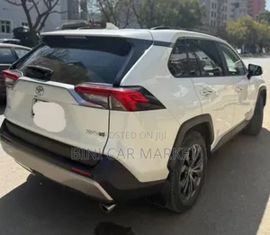 Toyota RAV4 2022 White