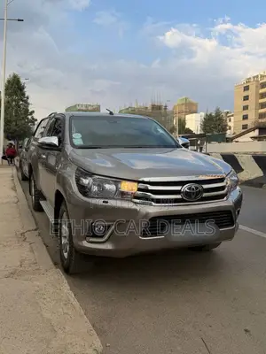Photo - Toyota Hilux 2018 Gold