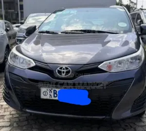 Photo - Toyota Yaris 2020 Gray
