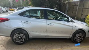 Photo - Toyota Yaris 2020 Silver
