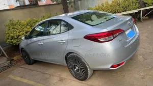 Toyota Yaris 2020 Silver