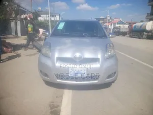 Photo - Toyota Yaris 2010 Silver