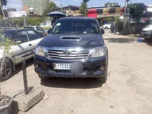 Photo - Toyota Hilux 2012 Black