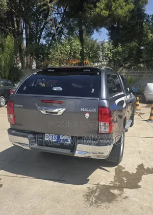 Photo - Toyota Hilux 2017 Gray