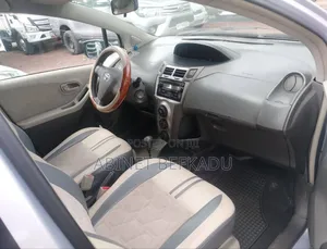 Toyota Vitz 1.0 FWD 5dr 2010 Purple